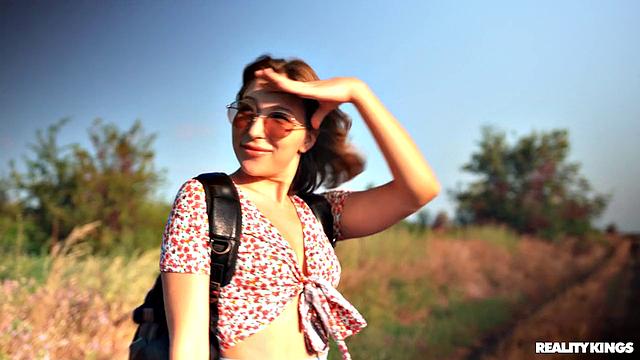 JuliAleXXX в очках трахается на природе, парень кончает ей на киску.