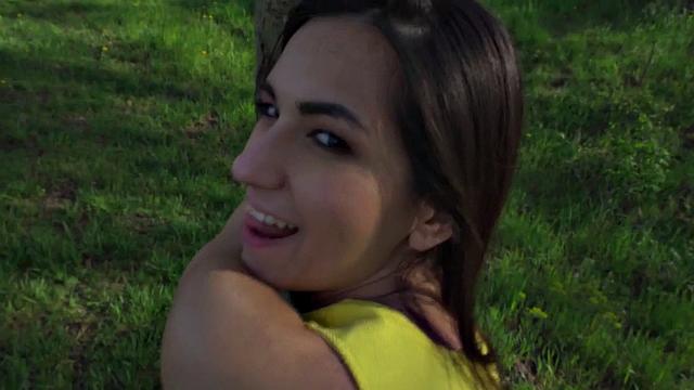 смотри как её жёстко трахают на улице в pov