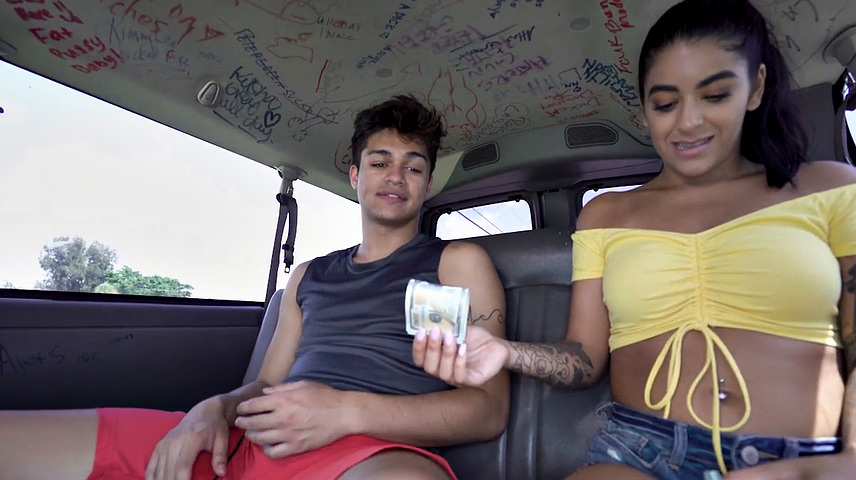 Amateur stud fucks hunk for money in outdoor van