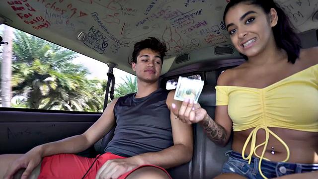 Любитель трахается с качком за деньги в фургоне