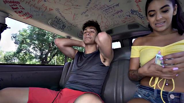 Любитель трахается с качком за деньги в фургоне