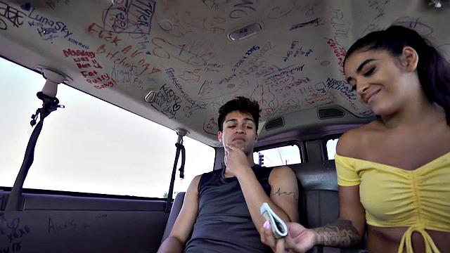 Amateur stud fucks hunk for money in outdoor van