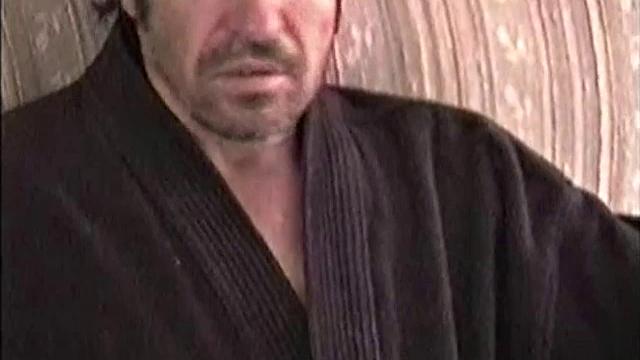 глянь, как сосед-слесарь сосёт мой член