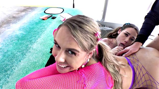 summer широко раскрывает свою жопу для мощного анала