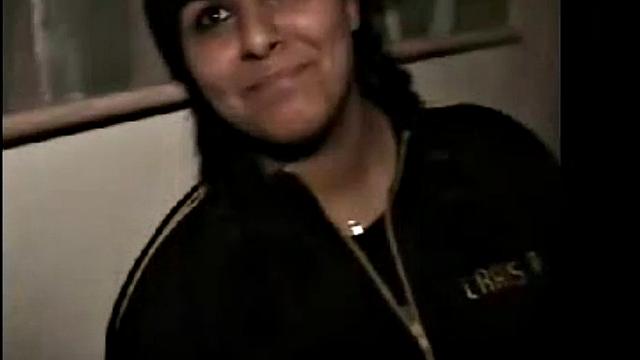 Подруги забили на тусу и устроили языковую разминку в спальне