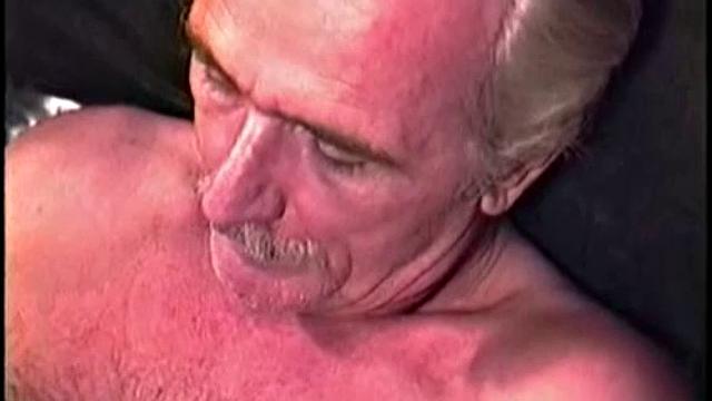 бородатый прораб строит из себя натурала, а сам звонит на отсос