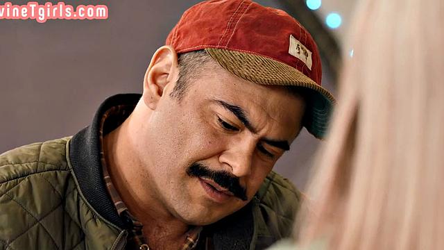 аппетитная трансовая официантка с большими сиськами балует себя едой и анальным сексом в зале