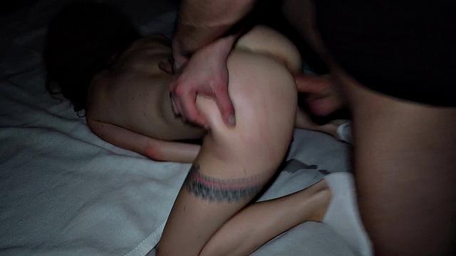 Кудрявая малышка отсасывает парню и получает сперму в письку