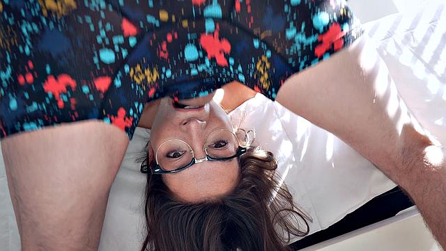 Катрина Кольт жадно сосет и показывает Айку, как делает это настоящая милфа