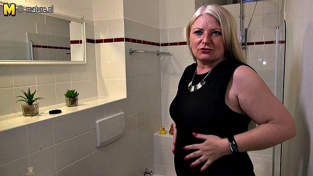немецкая милфа развлекается в ванной