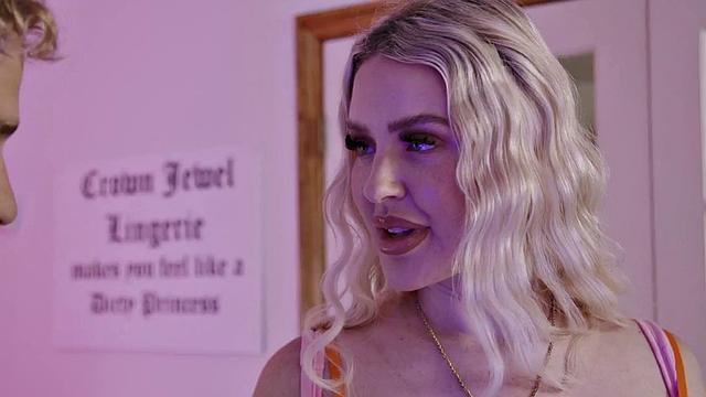 зрелая с формами сосёт и скачет на члене парня