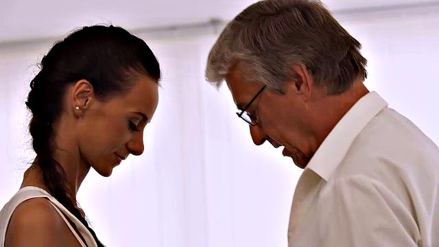 OLD4K. Evelyn Neill restlessly hooks up with old boss at the workplace