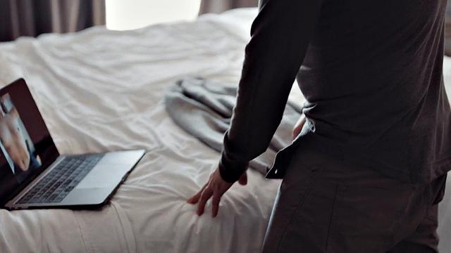 похотливая сводная сестра получает пальцы и член от брата