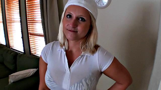 блондинка скачет на члене в позе наездницы и дрочит ему рукой