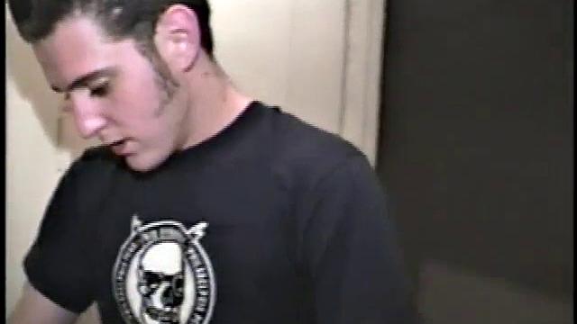 Парни застают друг друга за делами в прачечной и не могут остановиться от смеха и дрочки.