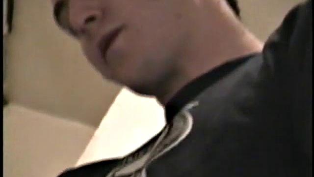 Парни застают друг друга за делами в прачечной и не могут остановиться от смеха и дрочки.