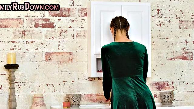 Massaging stepdaughter shares strapdad's cock in 3some