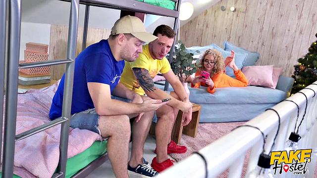 GeishaKyd в узком боди и двое мужчин: сперва трахают рот, потом жарят в разных позах, финал на пизде.