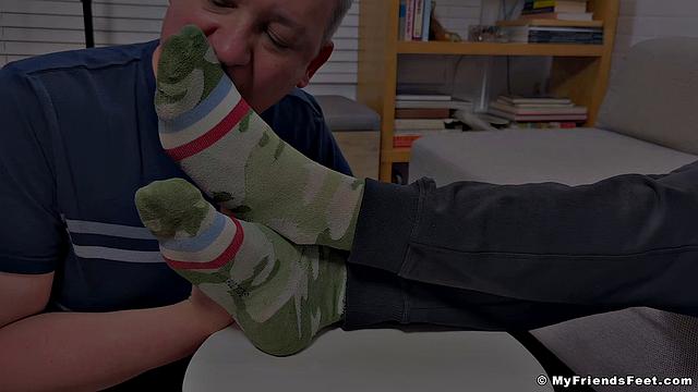 Joey's Size 11 Feet Get Worshiped - Joey
