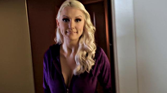 блондинка устроила шефу собеседование на коленях