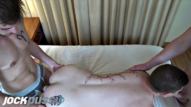 Трое зрелых парней с тату жарко трахаются втроём в Бирмингеме