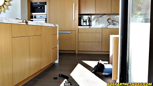 Пышная сантехничка промыла трубу и мужику дала на чай