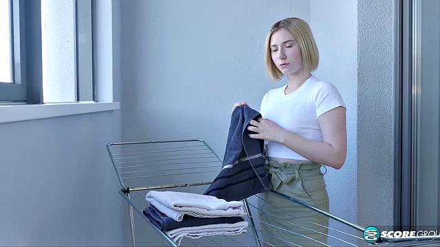 Блондинка Мила показывает белоснежную кожу и нежную розовую киску в соло