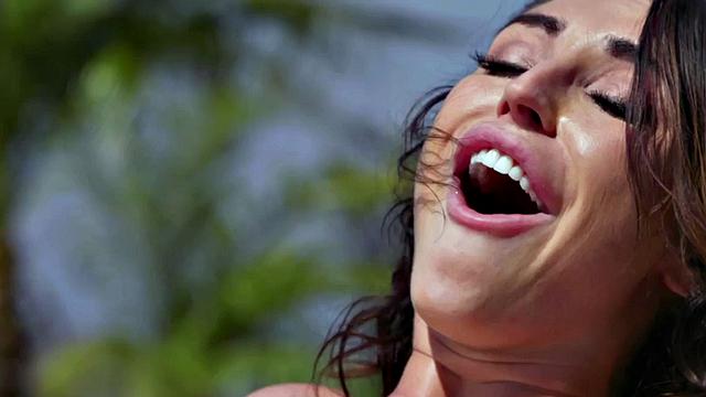 страстные лесбиянки не стесняются - сливаются в глубоких поцелуях и лижут друг другу письку на природе