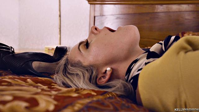 развратная стюардесса застряла в отеле и сама напрашивается на жесткий анал