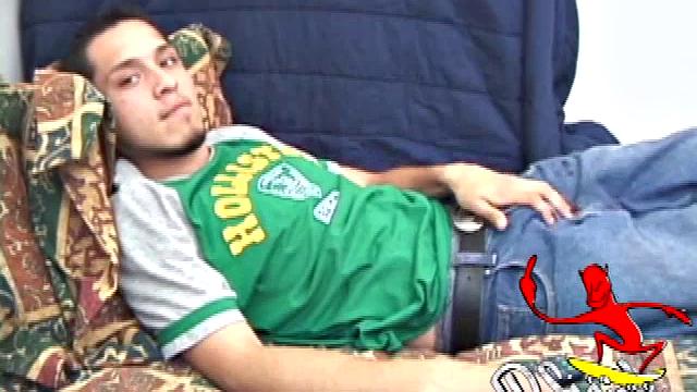 Juice дразнит хуй, намазывает слюной и угощает себя свежей спермой