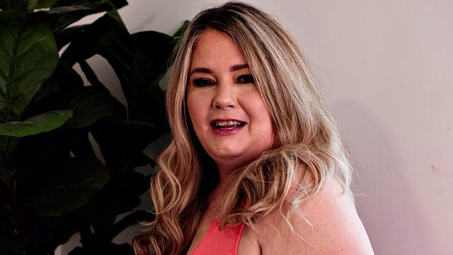 CJ Woods: Southern MILF Enjoys Her Pussy