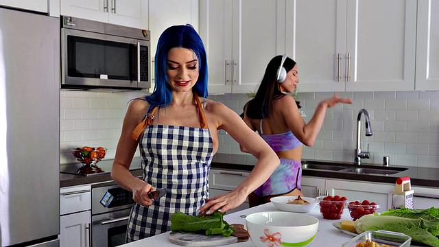 Watch Sexy Kitchen's Bra and Pussy Get Fingered and Licked In Intense Outdoor Action!