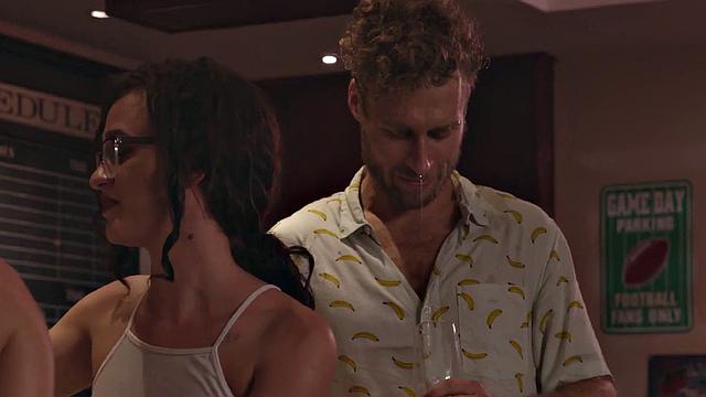 милфа с маленькой грудью сначала стонет от кунилингуса, потом летит в жесткий догги