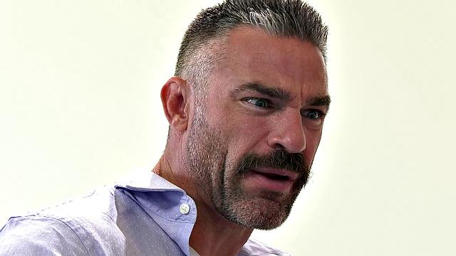 японская падчерица жадно скачет на члене отчима, пока он жарит её гладкую киску