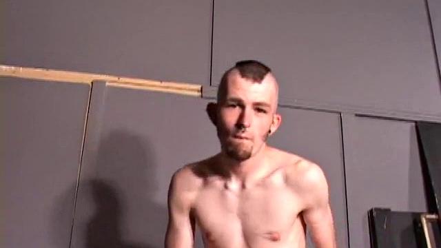 Ник Стивенс дрочит на камеру по-взрослому, сперма летит во все стороны