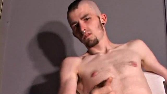 Ник Стивенс дрочит на камеру по-взрослому, сперма летит во все стороны