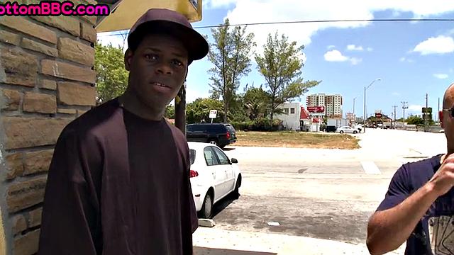 Public Nubian gets nailed outdoor by white top