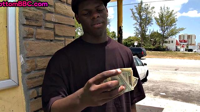 Public Nubian gets nailed outdoor by white top