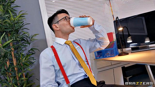 Брэйана Мур трахается с Уиллом Паундером прямо на работе, пока грабитель отвлекает всех в банке.