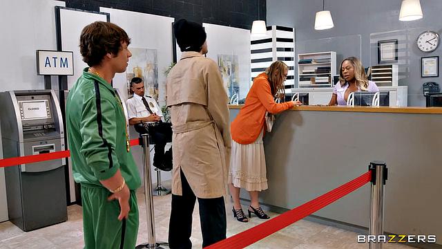 Брэйана Мур трахается с Уиллом Паундером прямо на работе, пока грабитель отвлекает всех в банке.