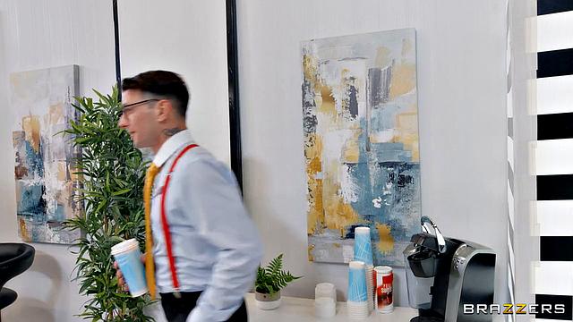 Брэйана Мур трахается с Уиллом Паундером прямо на работе, пока грабитель отвлекает всех в банке.