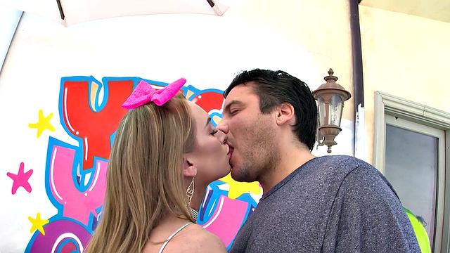 Дейзи тренирует анал и говорит, что это йога для взрослых