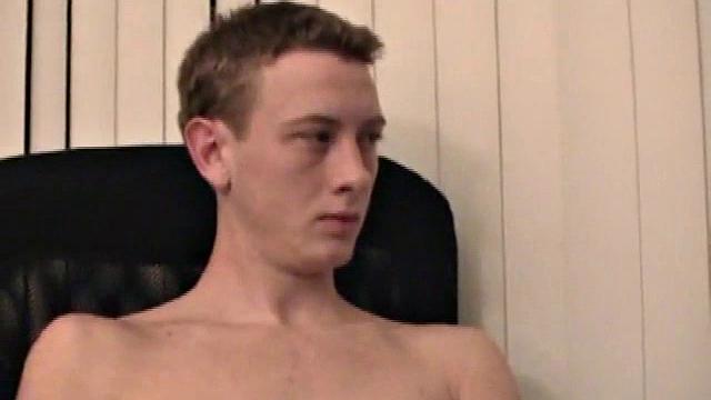 Гей Корбин дрочит член и кончает на камеру.