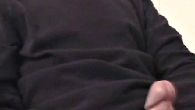 Гей Корбин дрочит член и кончает на камеру.