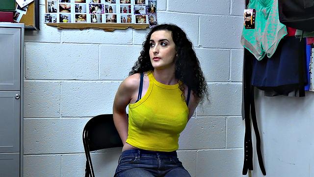 Лайра Локхарт попалась на краже и отдалась охраннику, чтобы избежать проблем