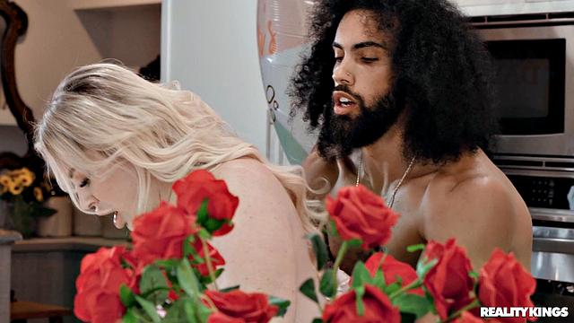 День матери? Отличный повод трахнуть одинокую milf на кухне!