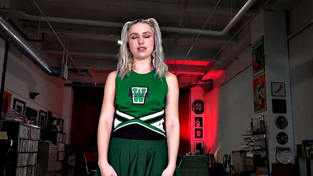 чирлидерша в pov нежно дрочит смазанный член и пошло болтает