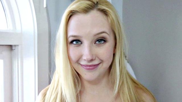 блондинка жадно высасывает сперму до капли