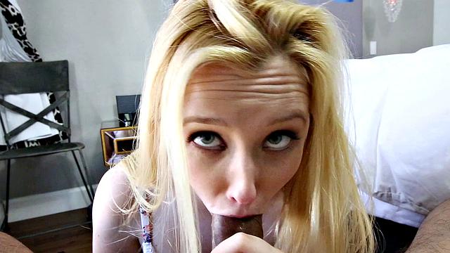 блондинка жадно высасывает сперму до капли