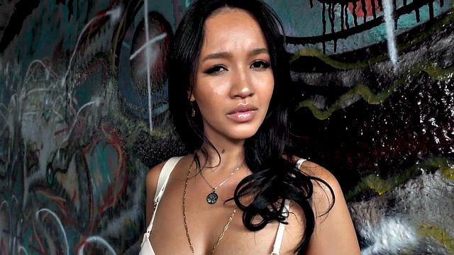 жаркая красотка стонет от мощного траха раком прямо на улице